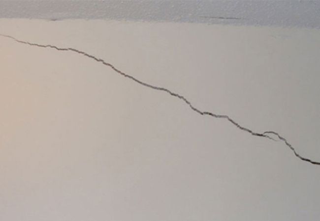 Các cách xử lý vết nứt nhỏ trên tường nhà